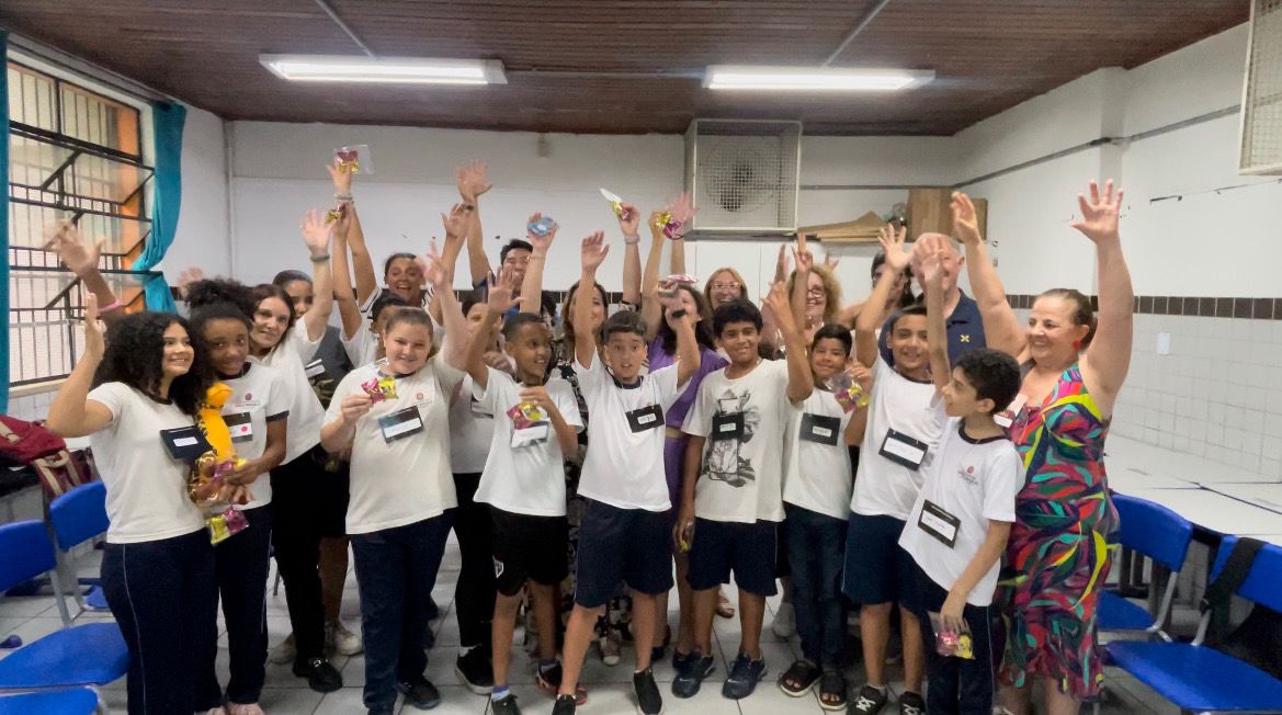Foto da Psicóloga Roseli com a turma de crianças na qual realiza as Práticas Circulares